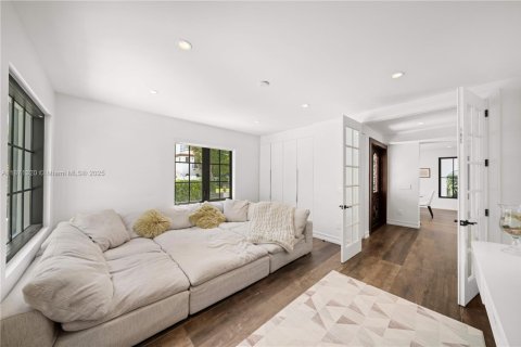 Casa en alquiler en Miami Beach, Florida, 6 dormitorios, 404.22 m2 № 1977524 - foto 19