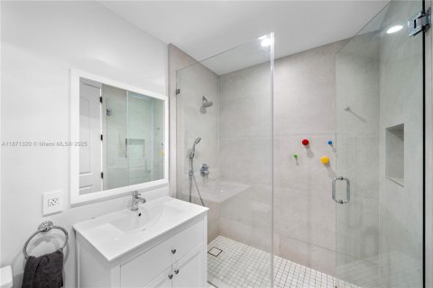 Casa en alquiler en Miami Beach, Florida, 6 dormitorios, 404.22 m2 № 1977524 - foto 28