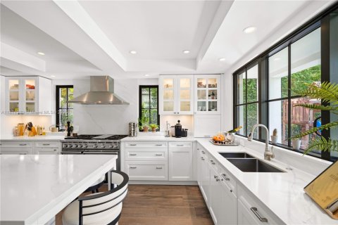 Casa en alquiler en Miami Beach, Florida, 6 dormitorios, 404.22 m2 № 1977524 - foto 14