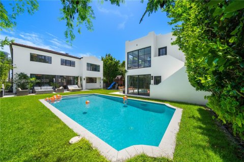 Casa en alquiler en Miami Beach, Florida, 6 dormitorios, 404.22 m2 № 1977524 - foto 1