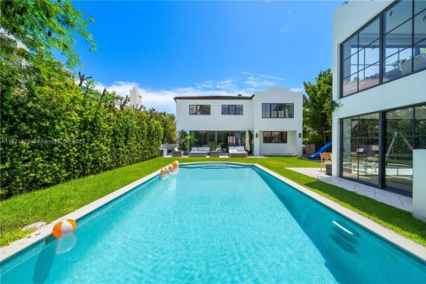 Casa en alquiler en Miami Beach, Florida, 6 dormitorios, 404.22 m2 № 1977524 - foto 2