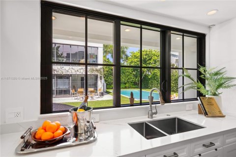 Casa en alquiler en Miami Beach, Florida, 6 dormitorios, 404.22 m2 № 1977524 - foto 15