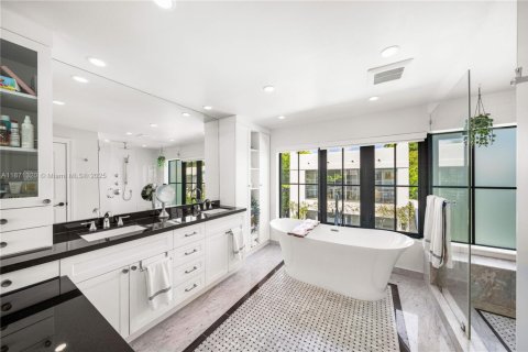 Casa en alquiler en Miami Beach, Florida, 6 dormitorios, 404.22 m2 № 1977524 - foto 23