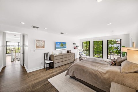 Casa en alquiler en Miami Beach, Florida, 6 dormitorios, 404.22 m2 № 1977524 - foto 22