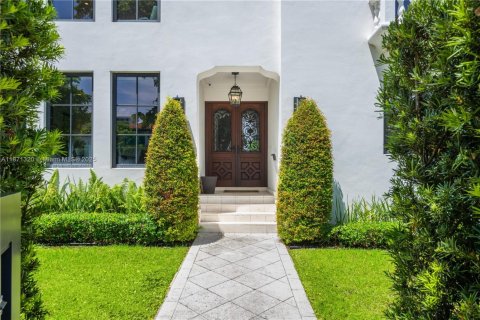 Casa en alquiler en Miami Beach, Florida, 6 dormitorios, 404.22 m2 № 1977524 - foto 4