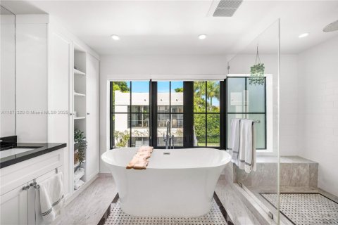 Casa en alquiler en Miami Beach, Florida, 6 dormitorios, 404.22 m2 № 1977524 - foto 24