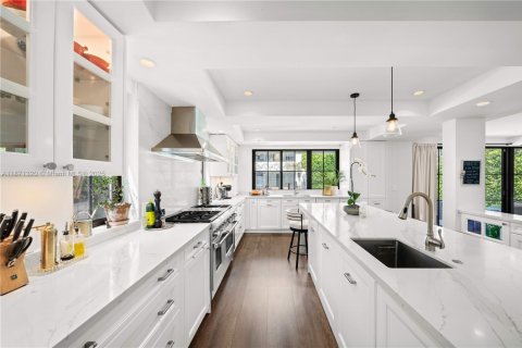 Casa en alquiler en Miami Beach, Florida, 6 dormitorios, 404.22 m2 № 1977524 - foto 13