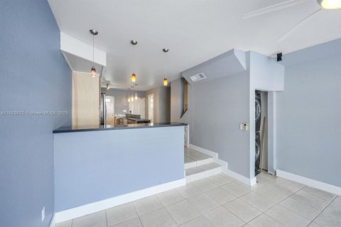 Condo in Miami, Florida, 2 bedrooms  № 1947026 - photo 7