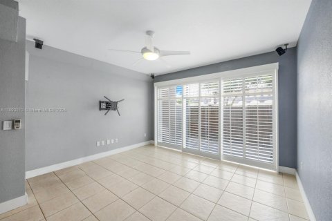 Condo in Miami, Florida, 2 bedrooms  № 1947026 - photo 8