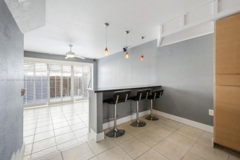 Condo in Miami, Florida, 2 bedrooms  № 1947026 - photo 4