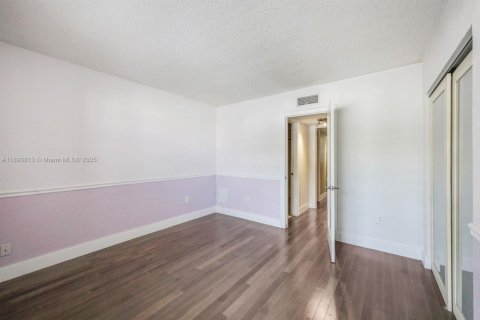 Condo in Miami, Florida, 2 bedrooms  № 1947026 - photo 16