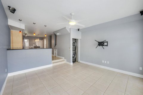 Condo in Miami, Florida, 2 bedrooms  № 1947026 - photo 5