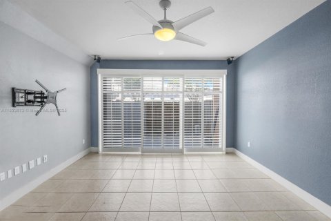 Condo in Miami, Florida, 2 bedrooms  № 1947026 - photo 9