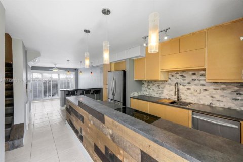 Condo in Miami, Florida, 2 bedrooms  № 1947026 - photo 1