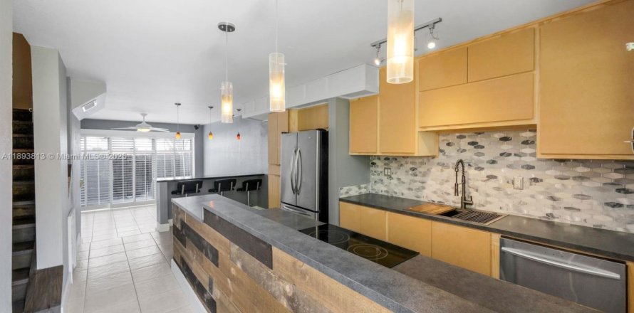 Condo in Miami, Florida, 2 bedrooms  № 1947026