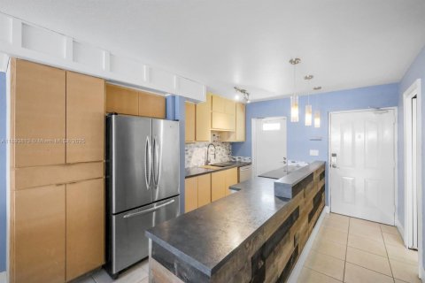 Condo in Miami, Florida, 2 bedrooms  № 1947026 - photo 2