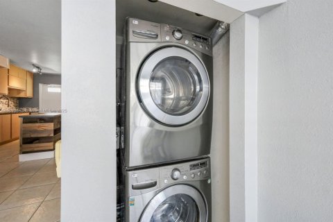 Condo in Miami, Florida, 2 bedrooms  № 1947026 - photo 18