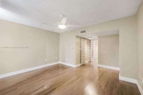 Condo in Miami, Florida, 2 bedrooms  № 1947026 - photo 12