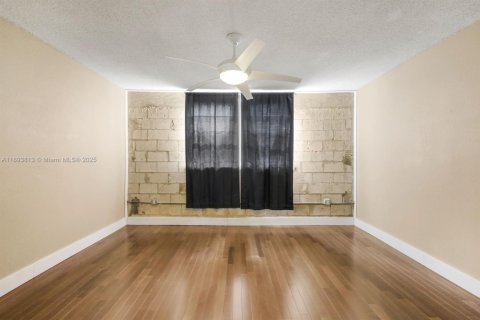 Condo in Miami, Florida, 2 bedrooms  № 1947026 - photo 11