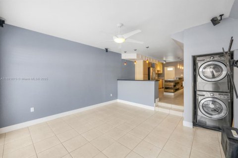 Condo in Miami, Florida, 2 bedrooms  № 1947026 - photo 6