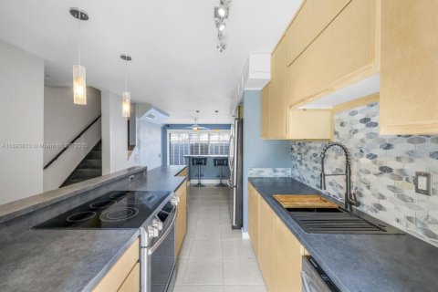 Condo in Miami, Florida, 2 bedrooms  № 1947026 - photo 3