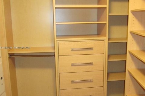 Condo in Miami, Florida, 1 bedroom № 2008631 - photo 7