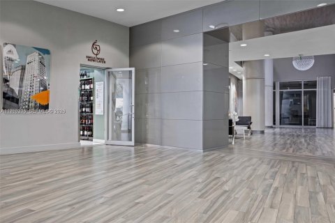 Condo in Miami, Florida, 1 bedroom № 2008631 - photo 11