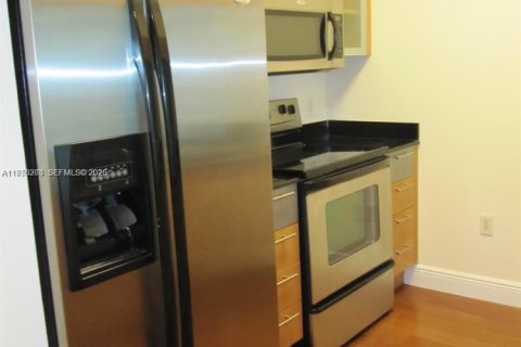Condo in Miami, Florida, 1 bedroom № 2008631 - photo 5