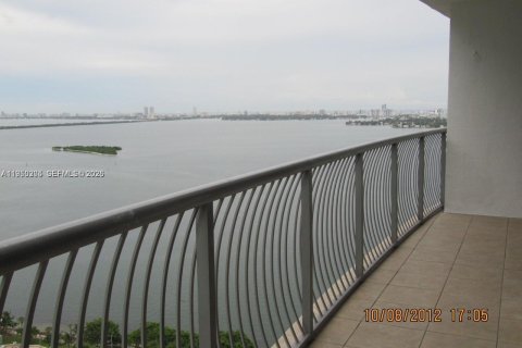 Condo in Miami, Florida, 1 bedroom № 2008631 - photo 3