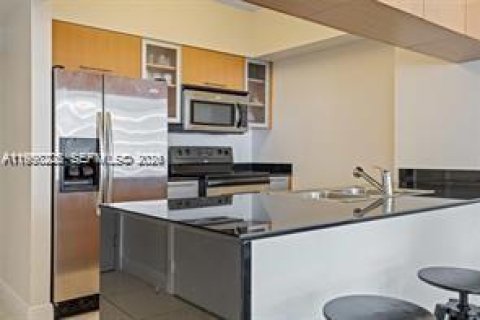 Condo in Miami, Florida, 1 bedroom № 2008631 - photo 4