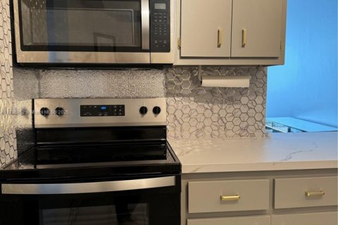 Condo in Miami, Florida, 1 bedroom  № 2013354 - photo 11