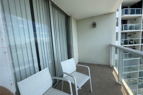 Condo in Miami, Florida, 1 bedroom  № 2013354 - photo 9