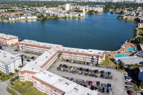 Купить кондоминиум в Майами, Флорида 2 спальни, 91.69м2, № 2039264 - фото 23