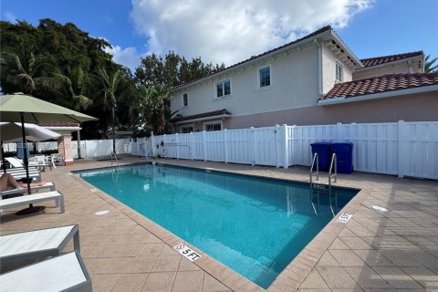 Снять в аренду таунхаус в Помпано-Бич, Флорида 3 спальни, 133.78м2, № 2027747 - фото 2