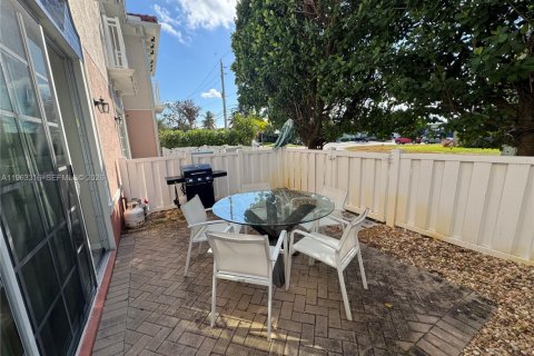 Снять в аренду таунхаус в Помпано-Бич, Флорида 3 спальни, 133.78м2, № 2027747 - фото 24