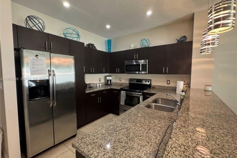 Снять в аренду таунхаус в Помпано-Бич, Флорида 3 спальни, 133.78м2, № 2027747 - фото 3