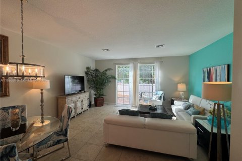 Снять в аренду таунхаус в Помпано-Бич, Флорида 3 спальни, 133.78м2, № 2027747 - фото 8