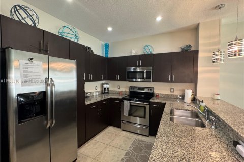 Снять в аренду таунхаус в Помпано-Бич, Флорида 3 спальни, 133.78м2, № 2027747 - фото 4