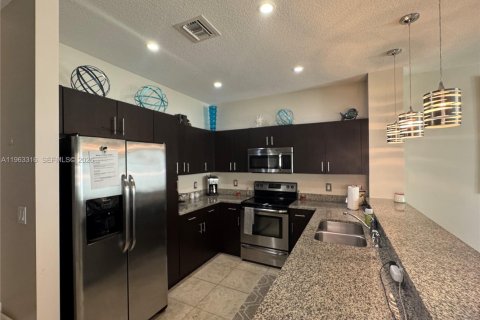 Снять в аренду таунхаус в Помпано-Бич, Флорида 3 спальни, 133.78м2, № 2027747 - фото 5