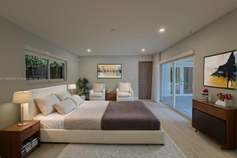 House in Miami, Florida 5 bedrooms, 295.24 sq.m. № 1889835 - photo 6