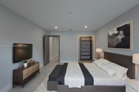 House in Miami, Florida 5 bedrooms, 295.24 sq.m. № 1889835 - photo 10