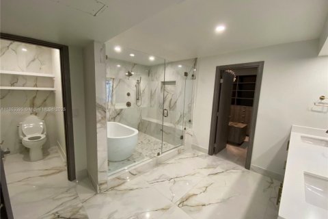 House in Miami, Florida 5 bedrooms, 295.24 sq.m. № 1889835 - photo 30
