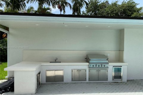 House in Miami, Florida 5 bedrooms, 295.24 sq.m. № 1889835 - photo 26