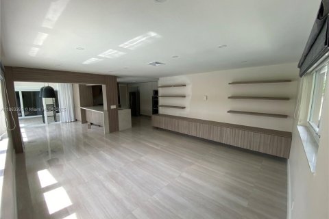 House in Miami, Florida 5 bedrooms, 295.24 sq.m. № 1889835 - photo 23