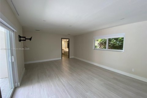 House in Miami, Florida 5 bedrooms, 295.24 sq.m. № 1889835 - photo 27