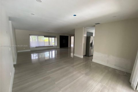 House in Miami, Florida 5 bedrooms, 295.24 sq.m. № 1889835 - photo 18