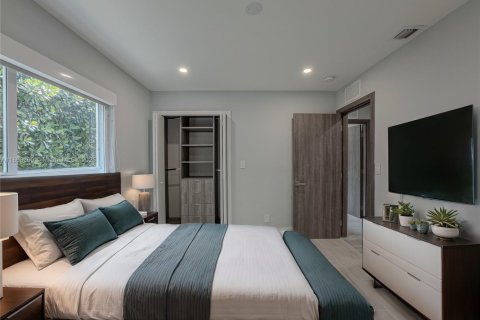 House in Miami, Florida 5 bedrooms, 295.24 sq.m. № 1889835 - photo 8