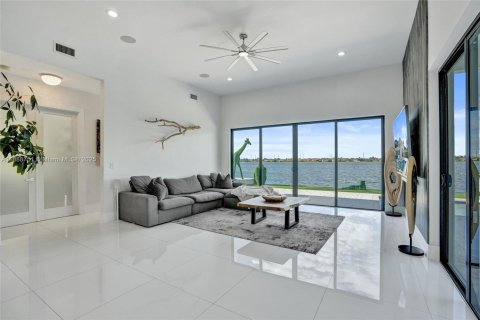House in Miramar, Florida 5 bedrooms, 304.07 sq.m. № 1944245 - photo 25