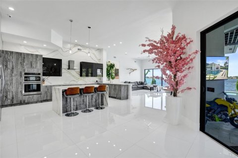 House in Miramar, Florida 5 bedrooms, 304.07 sq.m. № 1944245 - photo 18