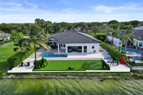 House in Miramar, Florida 5 bedrooms, 304.07 sq.m. № 1944245 - photo 1